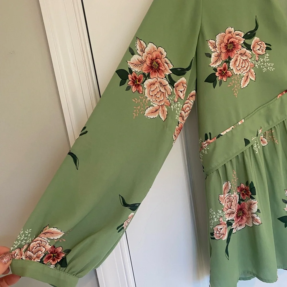 LOFT Sage Green Floral V-Neck Blouse XS - Picture 6 of 9